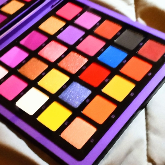 SOLD ABH N❤️RVINA EYESHADOW PRO PIGMENT PALETTE NUMBER ONE - Picture 2 of 6